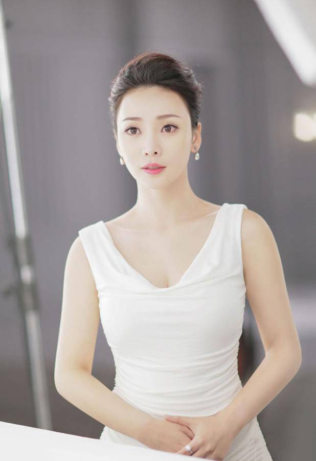 美女明星柳岩抹胸薄纱时尚写真