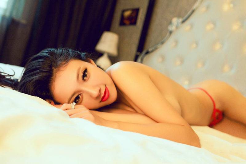 妖娆模特性感制服私房写真