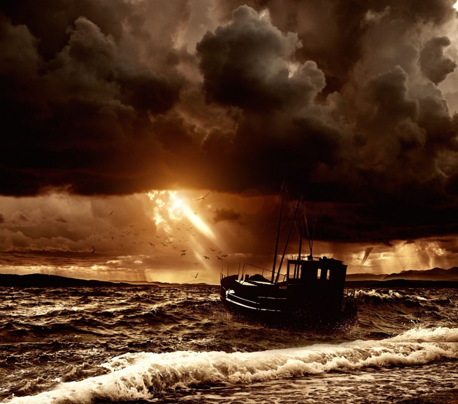 汹涌海浪中飘零的孤船凄美意境图片