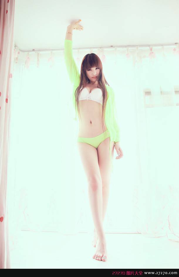 美女小妞苏夏臭美自拍写真
