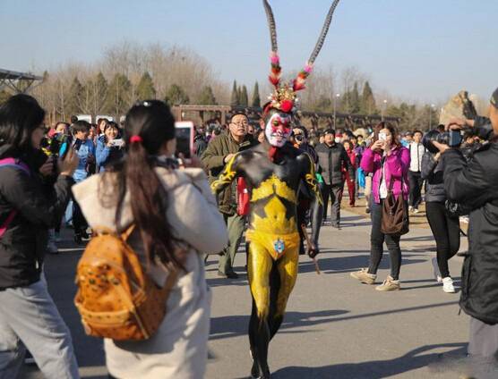 北京奥森再度上演光猪跑 造型各异快乐奔跑又健康