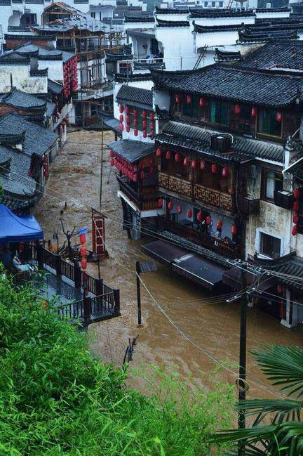 婺源遭暴雨袭击“最美乡村”变水乡(2)