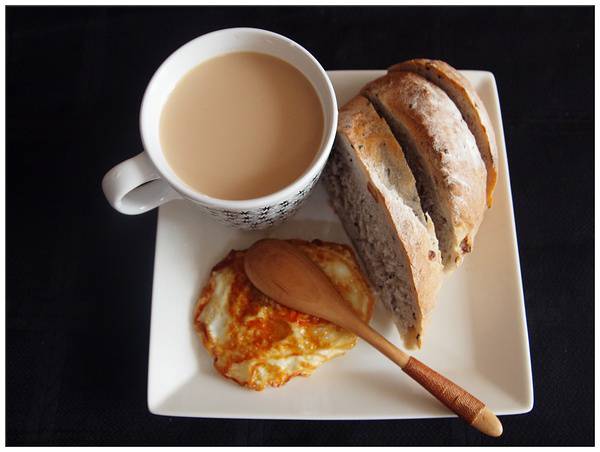营养早餐必选咖啡面包煎蛋