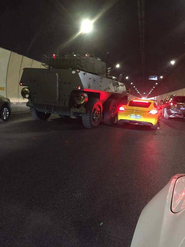 重庆嘉华隧道内保时捷撞上装甲车