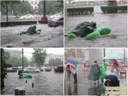 暴雨中的酷龟男搞笑图片