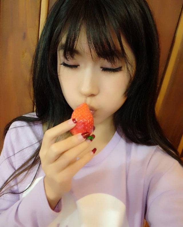 刘雪妮甜美草莓甜心可爱自拍