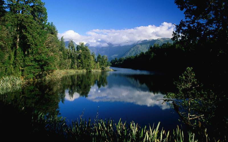 山间湖畔的自然美景图片