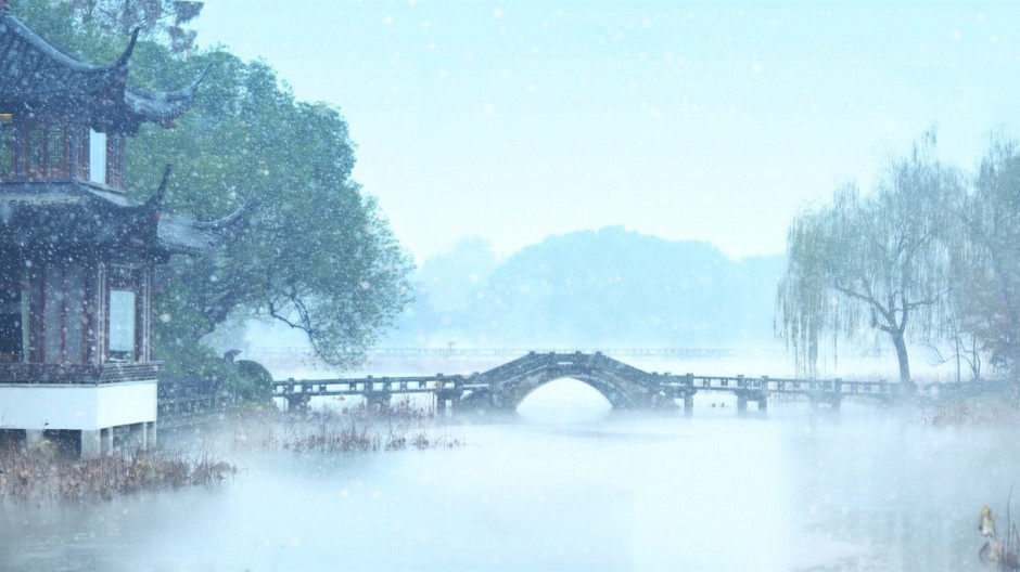 杭州西湖冬天雪花纷飞美景图片