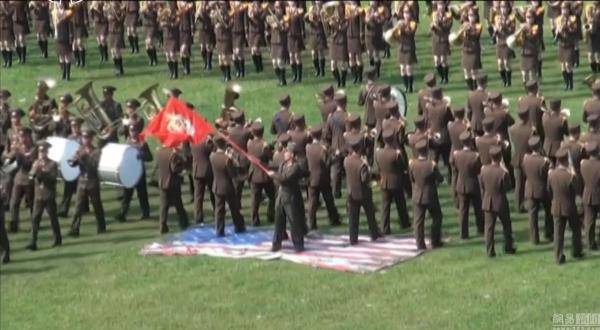 朝鲜士兵大会上脚踩美国旗 为何这么恨美国?(2)