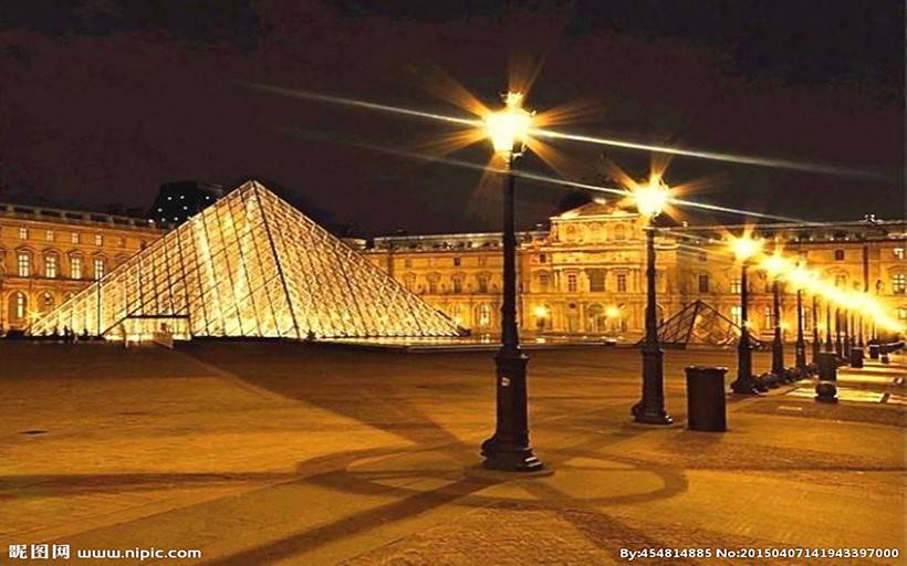 卢浮宫金字塔壮丽风光壁纸