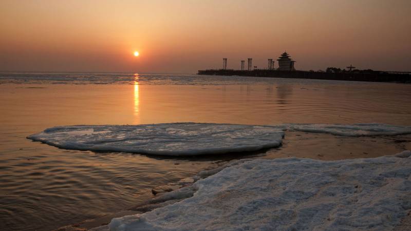 渤海湾美丽的日出摄影图片
