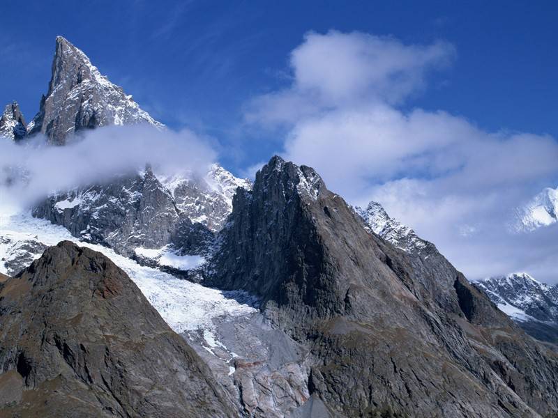 雾气缭绕高耸雪山风景图片