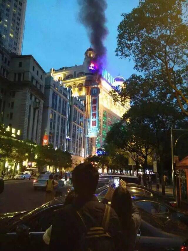 上海新世界百货临街灯箱起火