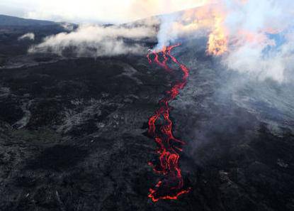 法国富尔奈斯火山喷发 火红熔岩染红天际