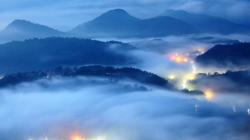 云雾缭绕的城市风景壁纸赏析