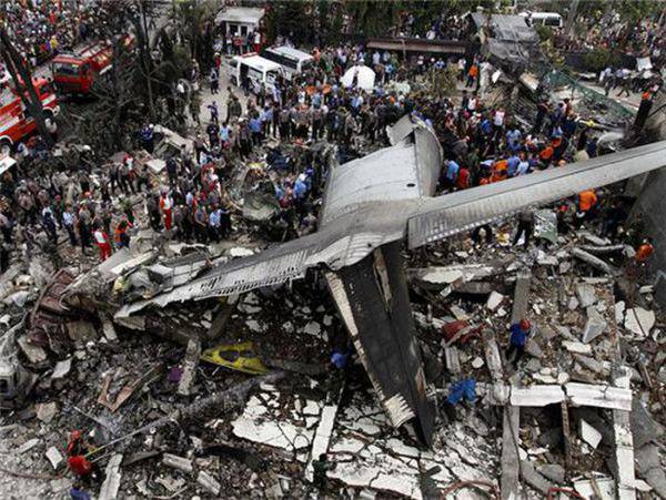 印尼军机坠毁闹市100多人恐无生还 是恐袭还是事故?