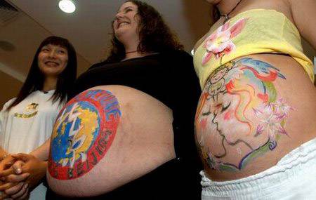 幸福孕妇的创意人体肚皮彩绘图片