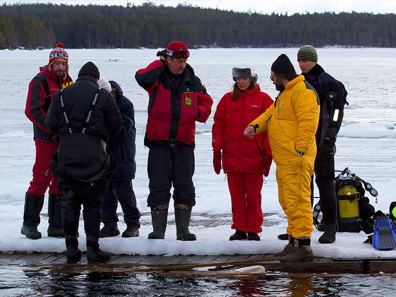 昔日冠军回归自然 俄美女冰下全裸戏白鲸