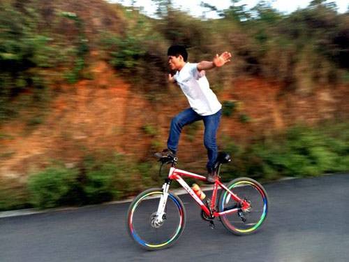 面对如此凶猛的动物大叔很是淡定