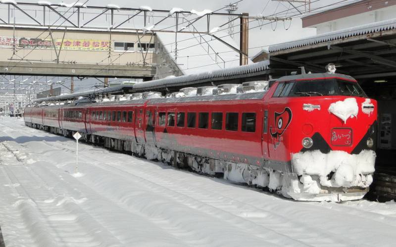 冬天风雪中行驶的火车精美壁纸