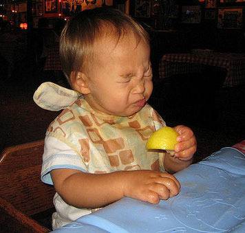 小孩吃柠檬时的酸爽表情图片