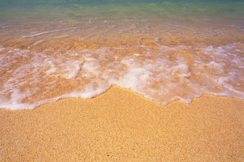 沙滩海浪唯美蓝色大海图片