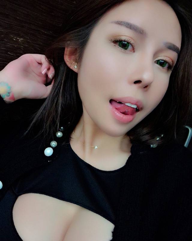 童颜丰满美女王幼贞超性感个性自拍