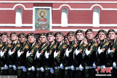 俄罗斯红场今日上演最强阅兵 大批新型武器进行“首秀”