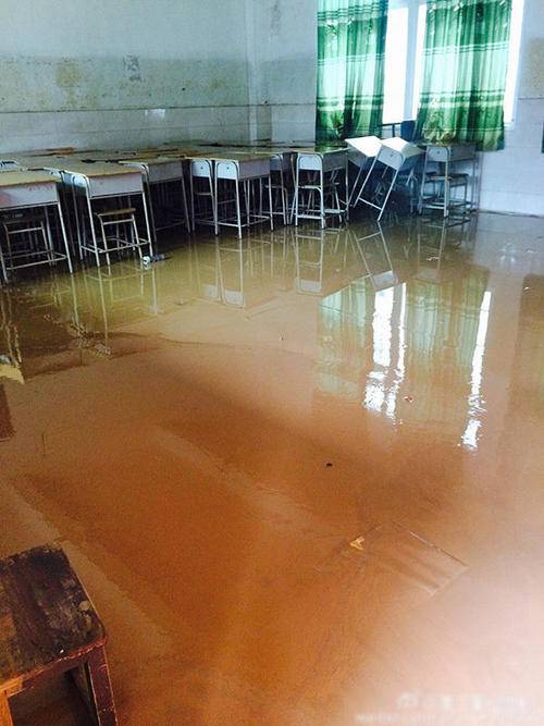福建局地遭暴雨袭击 中学被淹千余师生被困(3)