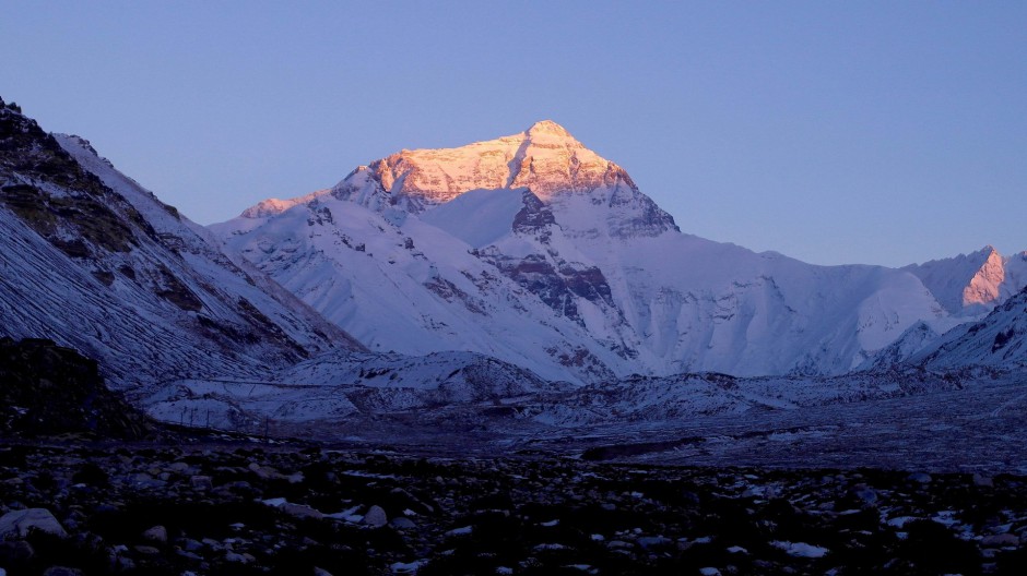 西藏吉隆沟冬天山谷风景图片