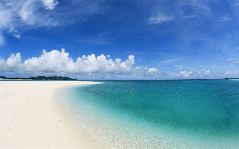 夏日碧海蓝天的冲绳岛美景高清图