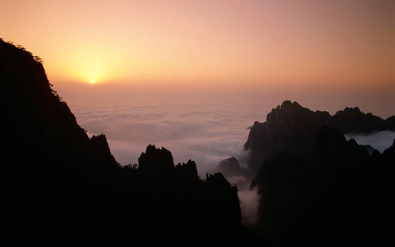 中国山水汹涌瀑布风景图片