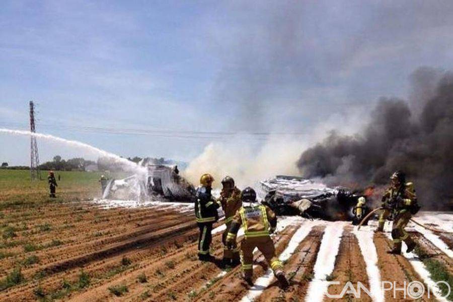 西班牙一飞机撞入可口可乐工厂 已致4死2伤