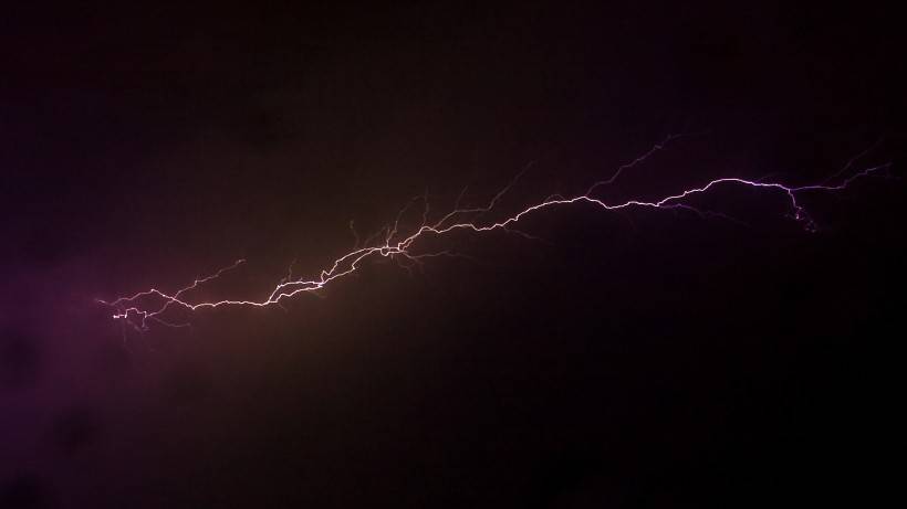 夜空中紫色闪电绚丽图片 自然奇观风景壁纸