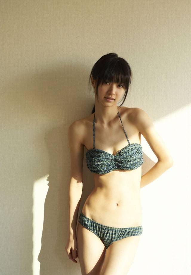 大眼萌妹逢泽莉娜甜美日本街拍