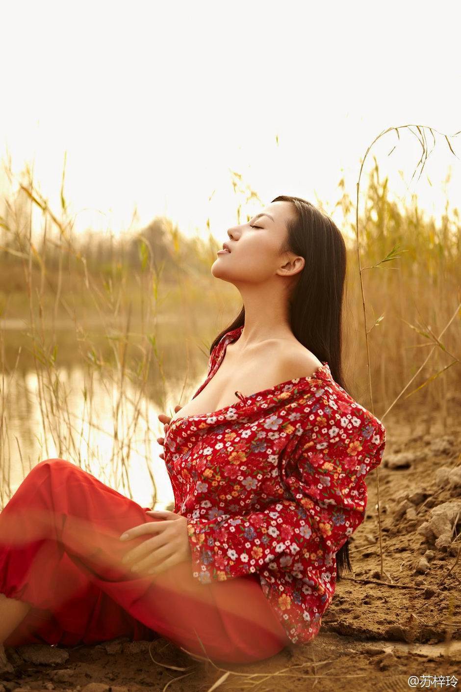 性感女神苏梓玲丰乳人体照欣赏
