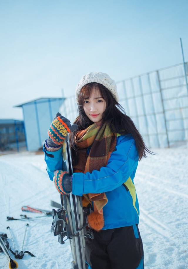 甜美女星高晴冬日雪地唯美外拍