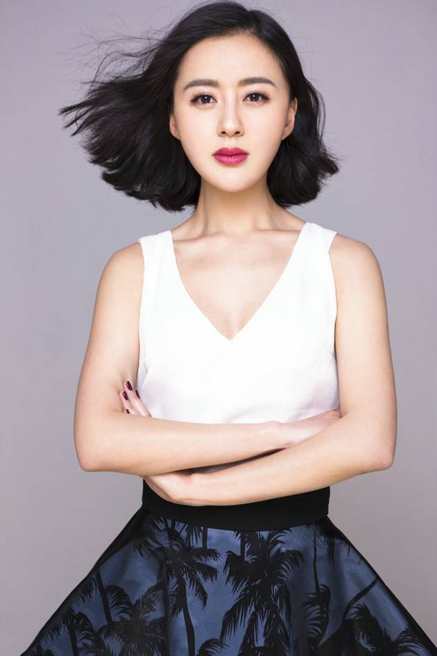 气质美女周牧茵靓丽拍摄