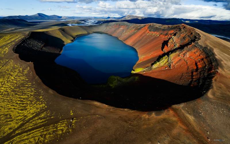 火山口上的湖泊美景高清组图