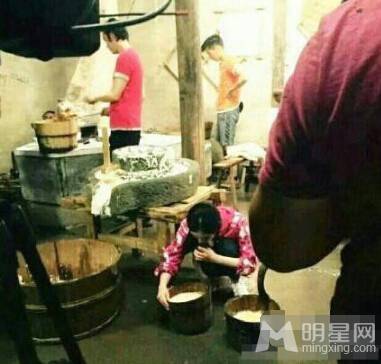 辣妈杨幂化身“豆腐西施” 与谢霆锋一起做豆腐料理(4)