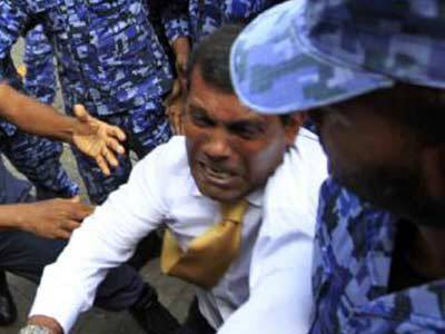 马尔代夫前总统涉恐被拽入法庭：表情痛苦耍赖躺地