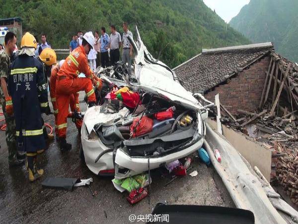 四川逆行罐车压扁小轿车 致3人死亡现场惨烈(2)