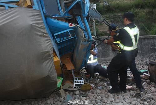 中国好警察!交警为减轻车祸伤员痛苦托举其3小时