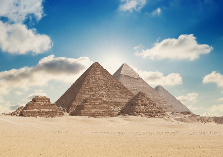 沙漠中的世界名胜古迹 魅力的埃及金字塔