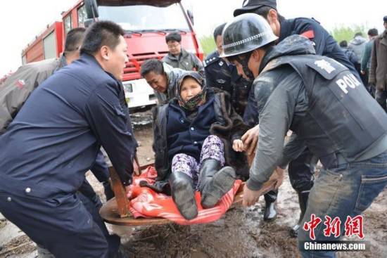 新疆暴雨引发洪水 警方紧急抢救