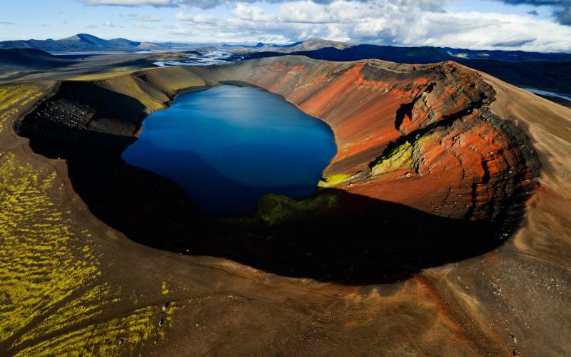 火山口上的山脉湖泊壁纸