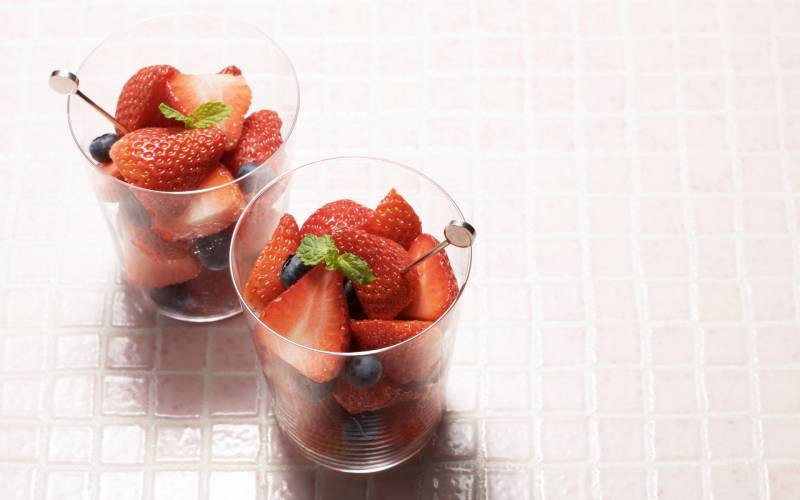 雪梨草莓甜美水果高清图片