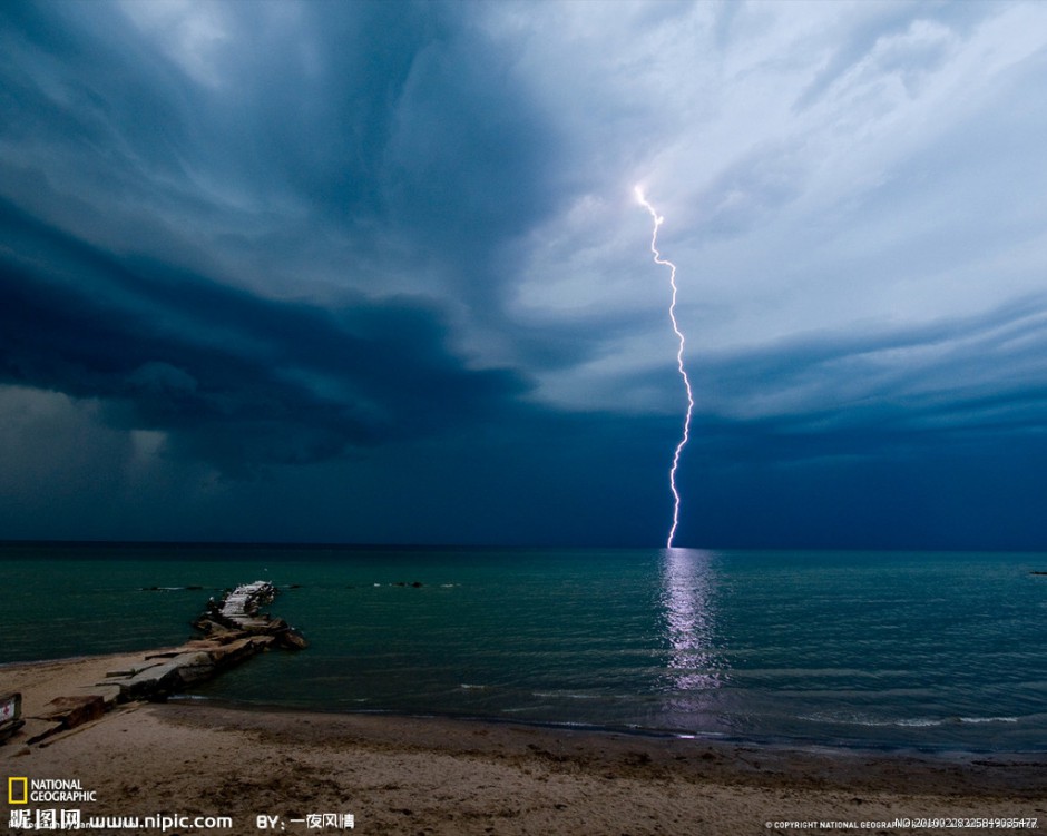 山林旷野户外闪电风景桌面壁纸