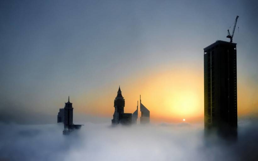 迪拜楼顶雾中仙境风景图片