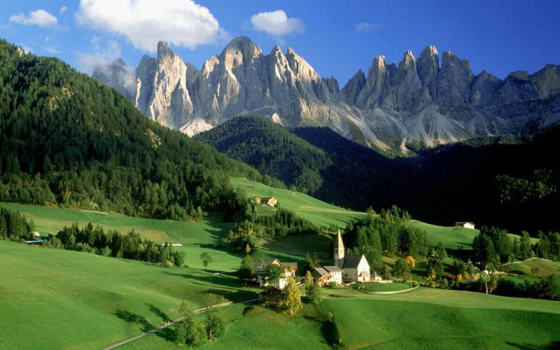 阿尔卑斯山脉绿色高山风景精致桌面壁纸